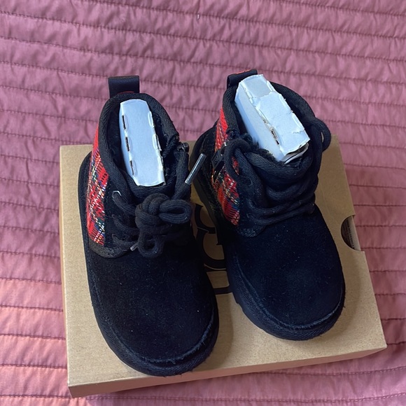 Boy uggs - Picture 2 of 4